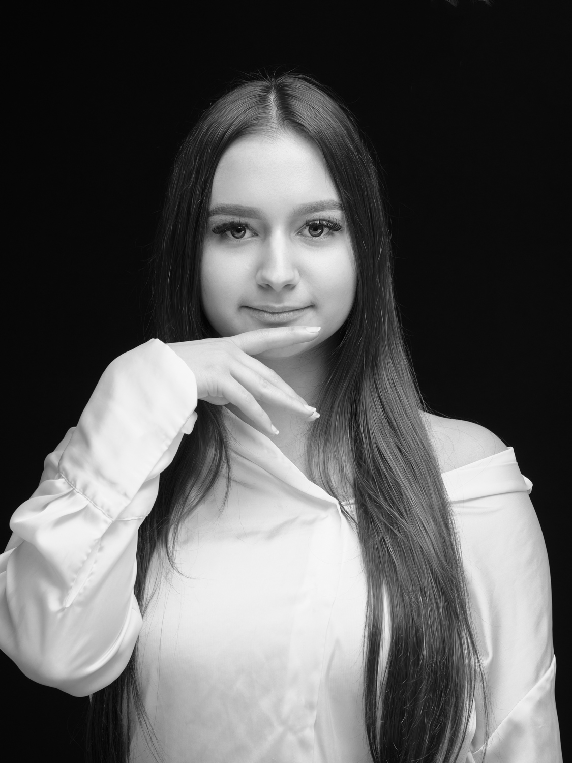 portrait de l'ame jeune femme avec un regard franc et le doigt poser sous la bouche