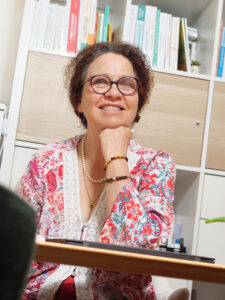 Portrait professionnel naturel d'une entrepreneure assise dans son espace de travail
