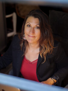 Portrait professionnel d'une entrepreneure sur fond sombre