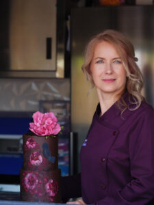 portrait d'une pâtissière regard vers l'objectif avec un gateau