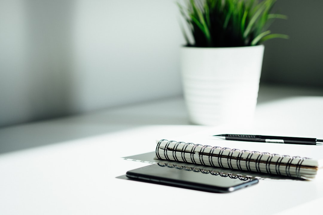 stylo, carnet et smartphone sur la table